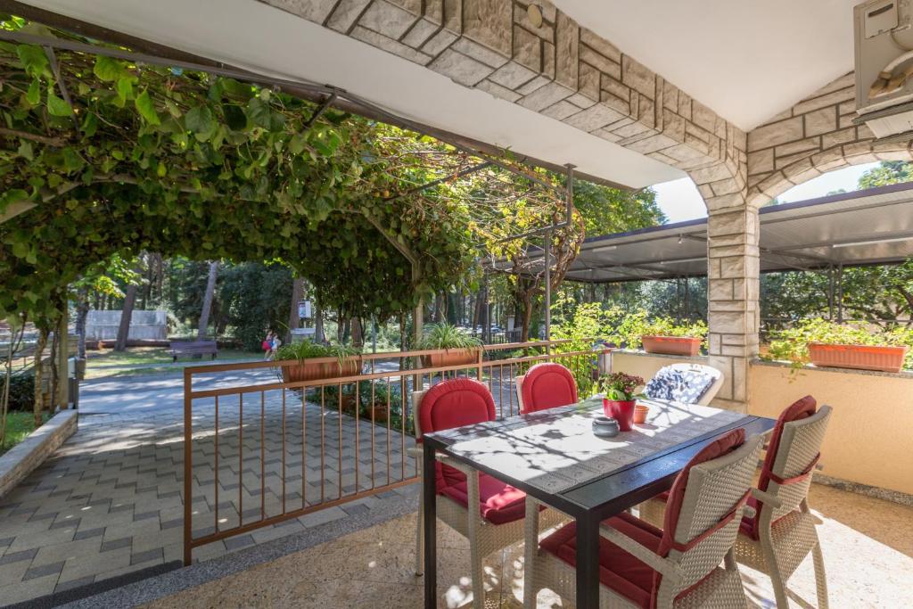 Balkón alebo terasa v ubytovaní Apartments with a parking space Porec - 2216