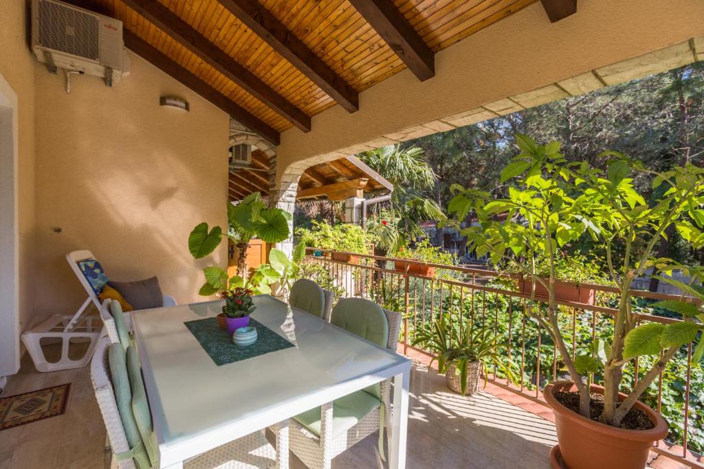 Vonkajšia záhrada v ubytovaní Apartments with a parking space Porec - 2216
