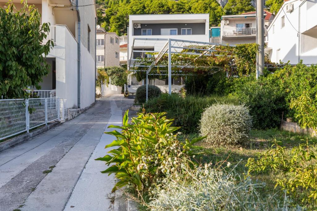 Vonkajšia záhrada v ubytovaní Studio Omis 2745a