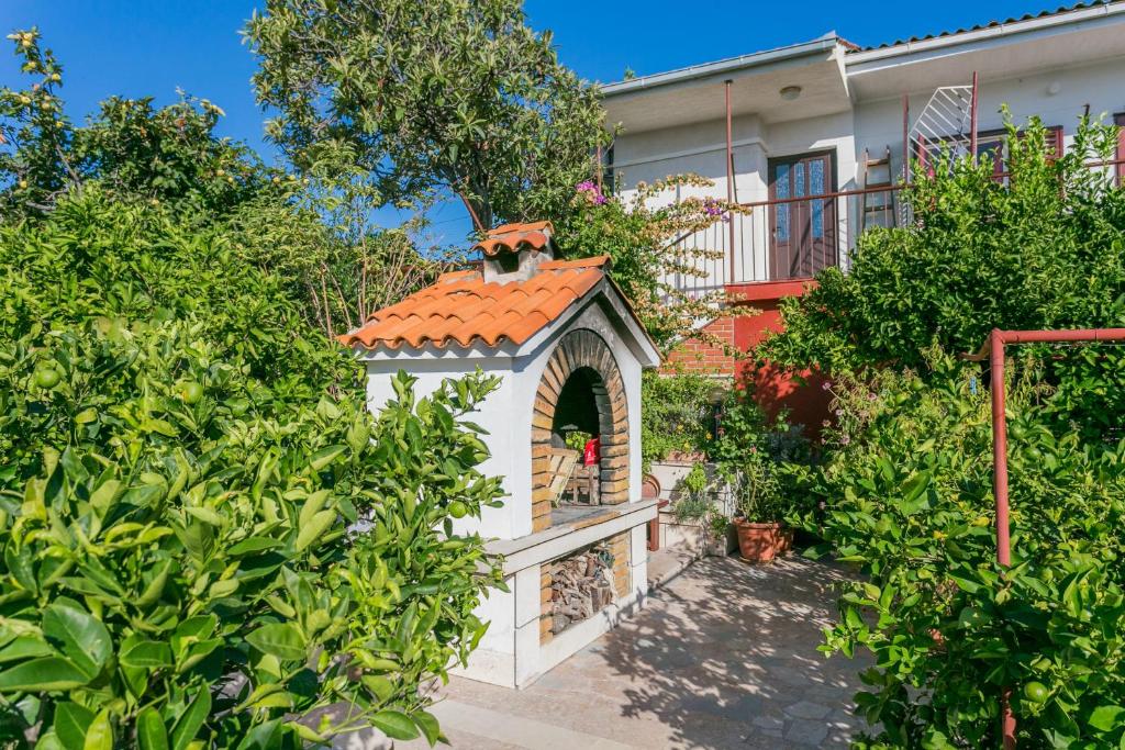 Vonkajšia záhrada v ubytovaní Apartments by the sea Seget Vranjica, Trogir - 1038