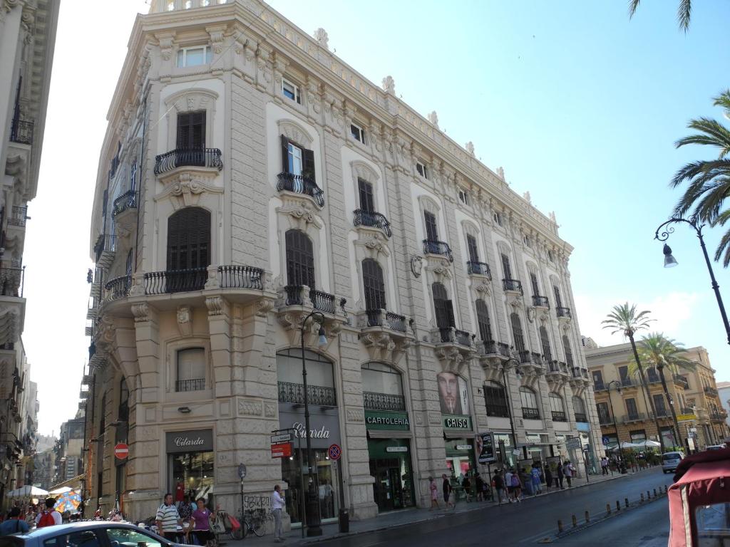 ein großes Gebäude an der Ecke einer Straße in der Unterkunft Prince Moncada in Palermo