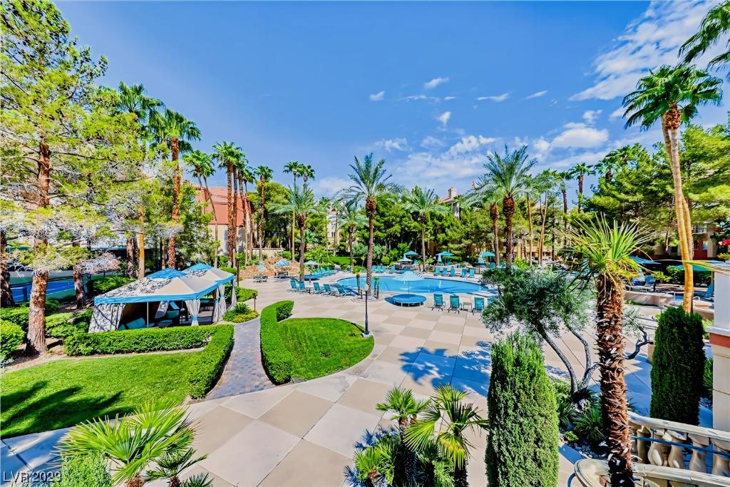 un complejo con piscina y palmeras en Fabulous Penthouse Apartment LAS VEGAS Strip view with resort amenities! 5 min walk to main attractions! ONLY LONG TERM RENTALS min 31 days!, en Las Vegas