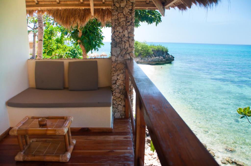 balcone del resort con vista sull'oceano di Tepanee Beach Resort a Isola di Malapascua