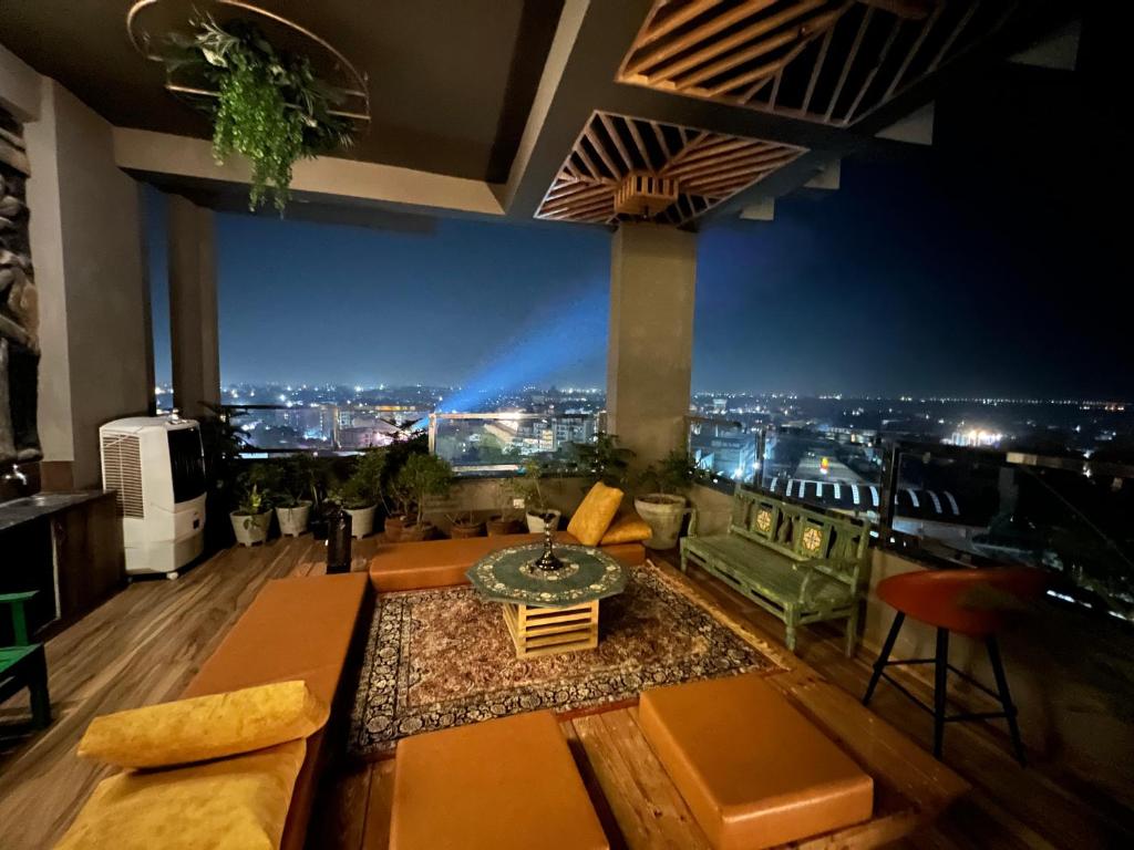 Luxury Penthouse with Taj Mahal view في آغْرا: غرفة معيشة مطلة على مدينة في الليل