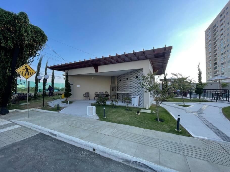 un bâtiment avec un auvent sur le côté dans l'établissement Lindo apto em condomínio top, à Vitória da Conquista