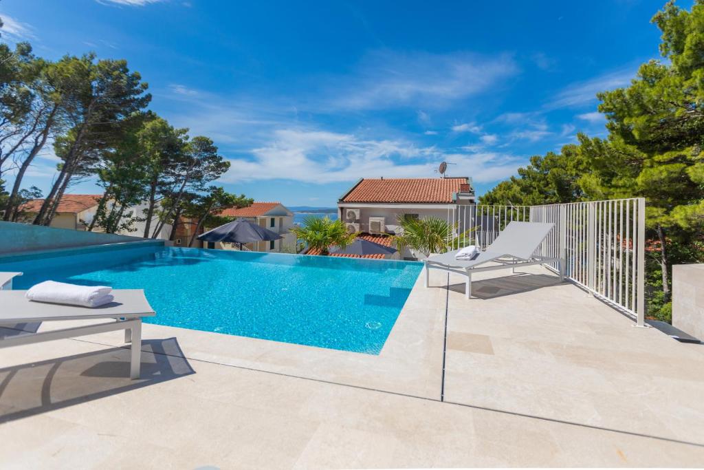 Bazén v ubytovaní Apartments with a swimming pool Brela, Makarska - 19345 alebo v jeho blízkosti