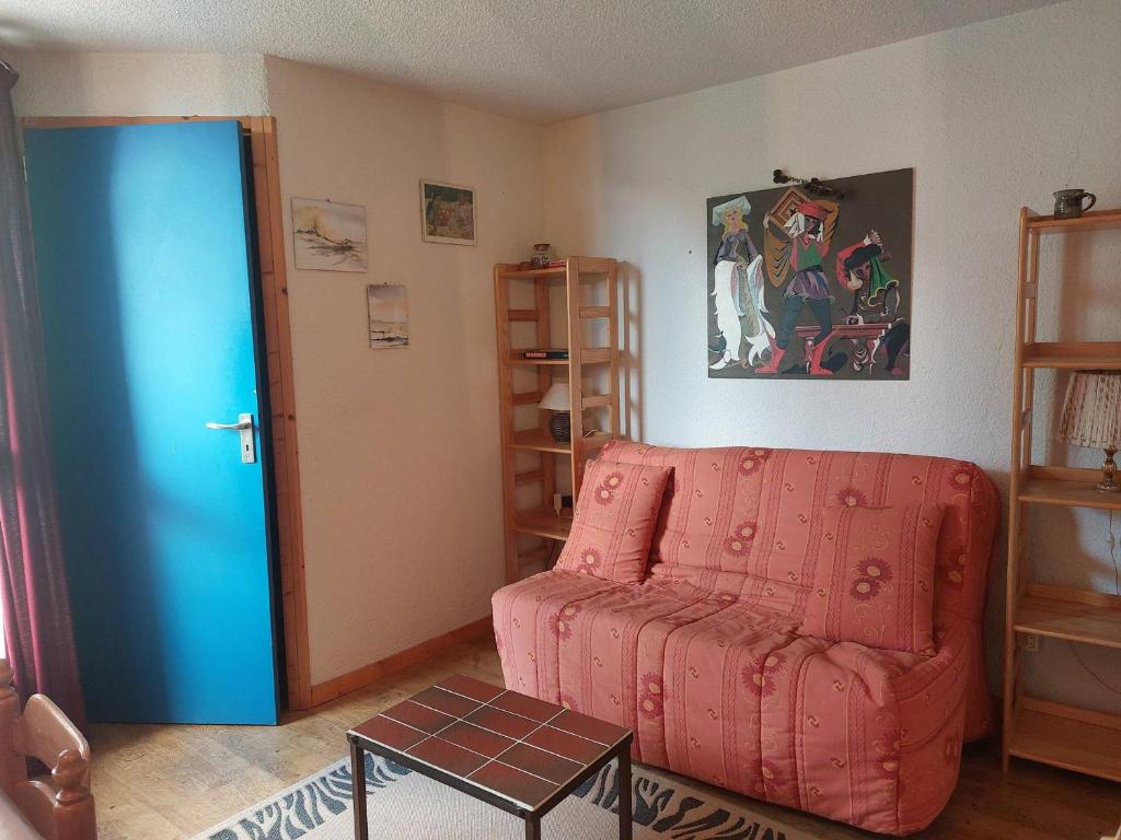 - un salon avec un canapé rose et une porte bleue dans l'établissement Studio 4 pers proche pistes avec balcon et vue Mont Blanc - FR-1-411-906, à Landry
