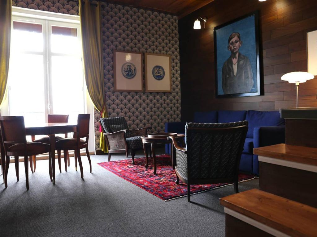 - une salle à manger avec des chaises, une table et un canapé dans l'établissement Studio Art Déco avec Parking à Font-Romeu - FR-1-580-98, à Font-Romeu-Odeillo-Via