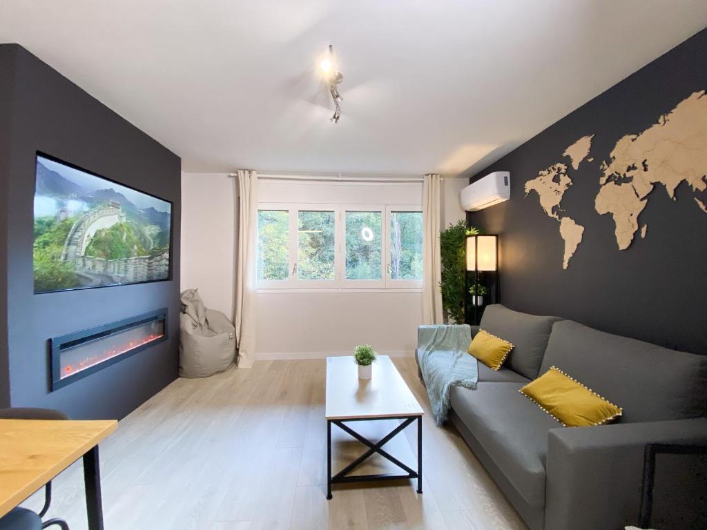 sala de estar con sofá y mapa en la pared en Espectacular Apartamento Con Vistas En Escaldes - 10min Caminando Al Centro - Parking Gratis, en Escaldes-Engordany