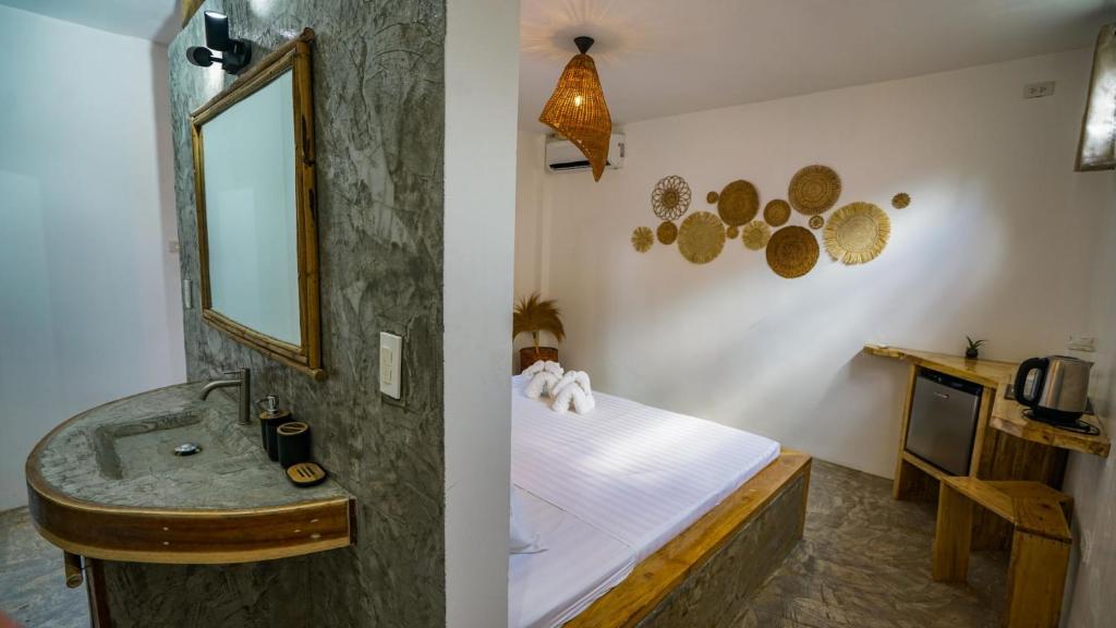 Postel nebo postele na pokoji v ubytování Serenity Hotel