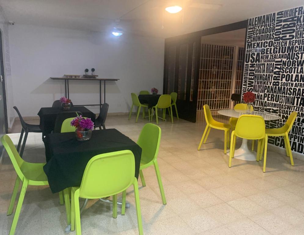 una sala da pranzo con tavoli e sedie in una stanza di Hostal Loco Coco Loco a Città di Panama