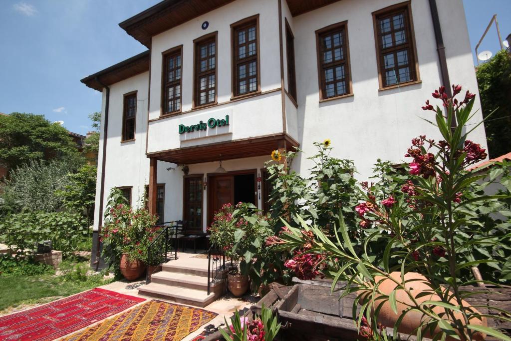 uma casa com plantas em frente em Konya Dervish Hotel em Konya