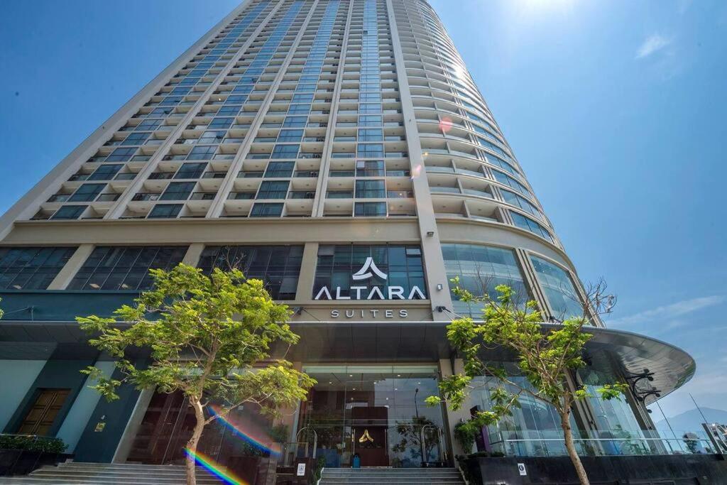 ダナンにあるAltara Luxury Seaview in Four Point by Sheraton- 15 Floor 2 Bedroomの表札のある高層ビル