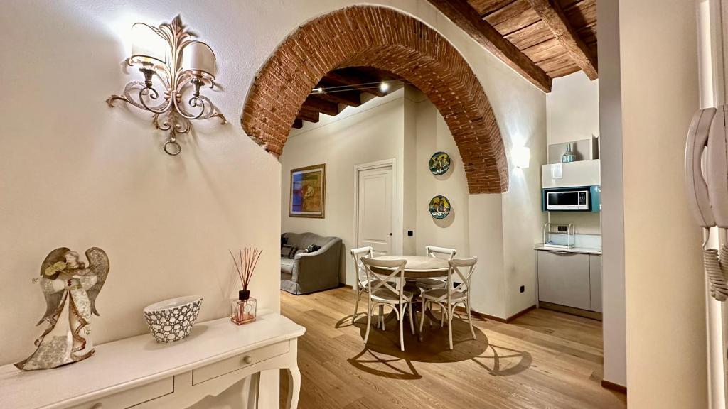 eine Küche und ein Esszimmer mit einem Tisch und Stühlen in der Unterkunft Marta’s House in Lucca