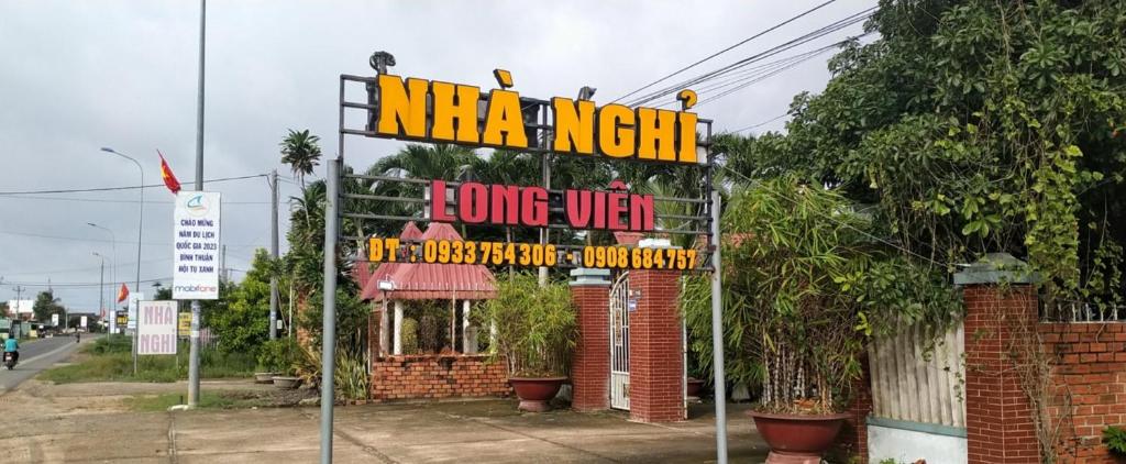 Una señal de una noche de maja subiendo a una calle en NHÀ NGHỈ LONG VIÊN, en Hàm Tân