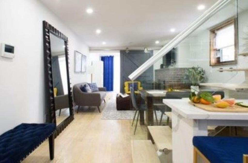 een kamer met een keuken en een woonkamer bij Beautifully Designed 3 BR Apartment in New York