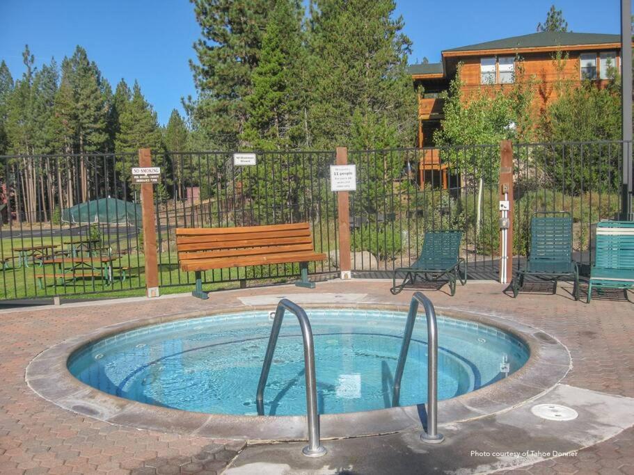 Bazén v ubytování 3BR Tahoe Donner Cabin with HOA Perks like Pools Hot-Tub Minutes to Trails Lake Golf nebo v jeho okolí