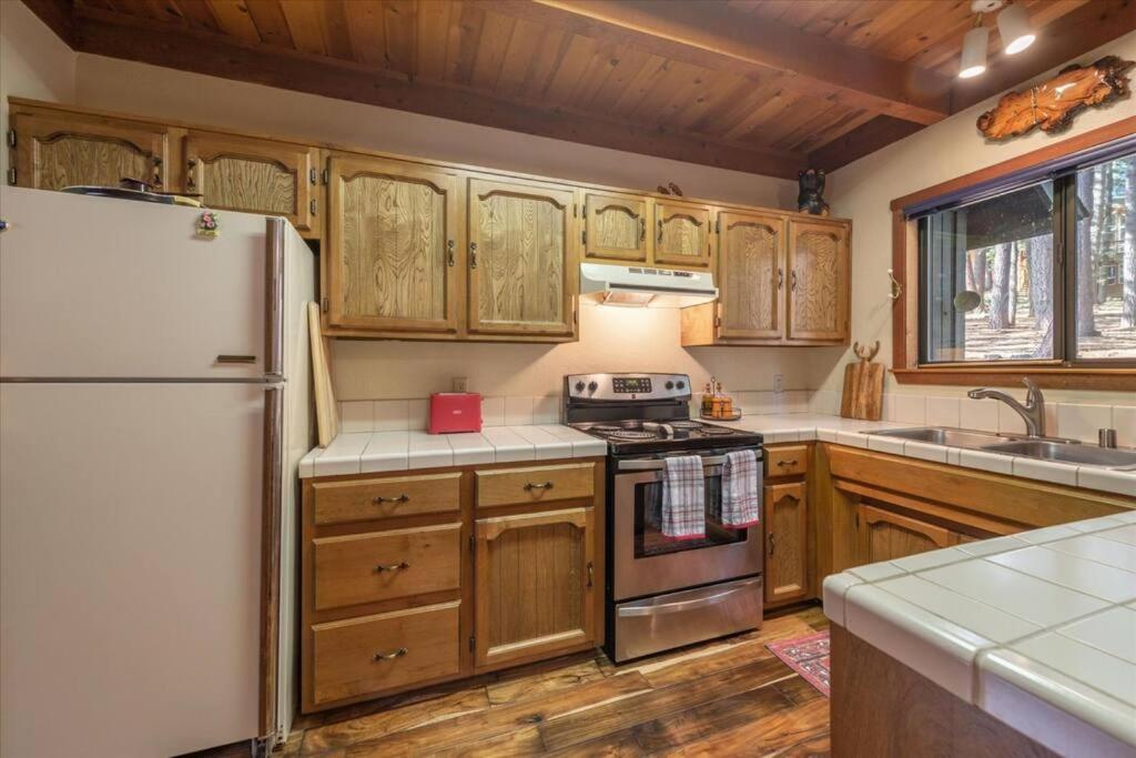 Kuchyň nebo kuchyňský kout v ubytování 3BR Tahoe Donner Cabin with HOA Perks like Pools Hot-Tub Minutes to Trails Lake Golf
