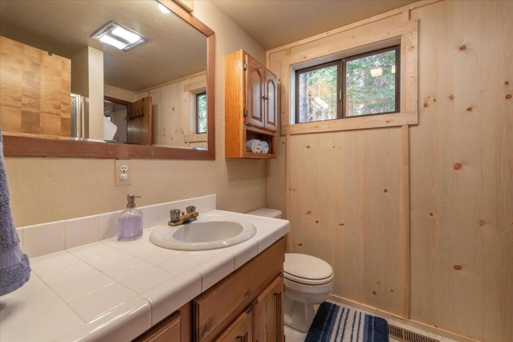 Koupelna v ubytování 3BR Tahoe Donner Cabin with HOA Perks like Pools Hot-Tub Minutes to Trails Lake Golf