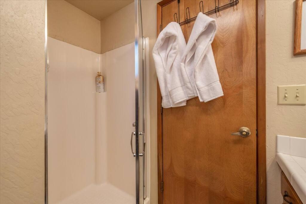 Koupelna v ubytování 3BR Tahoe Donner Cabin with HOA Perks like Pools Hot-Tub Minutes to Trails Lake Golf