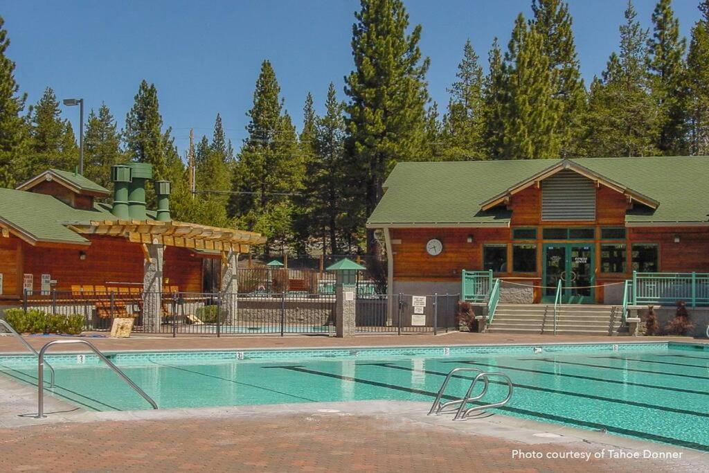 Bazén v ubytování 3BR Tahoe Donner Cabin with HOA Perks like Pools Hot-Tub Minutes to Trails Lake Golf nebo v jeho okolí