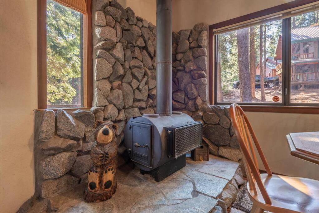 Posezení v ubytování 3BR Tahoe Donner Cabin with HOA Perks like Pools Hot-Tub Minutes to Trails Lake Golf