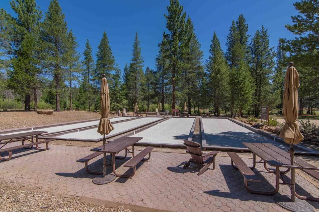 Fotografie z fotogalerie ubytování 3BR Tahoe Donner Cabin with HOA Perks like Pools Hot-Tub Minutes to Trails Lake Golf v destinaci Truckee