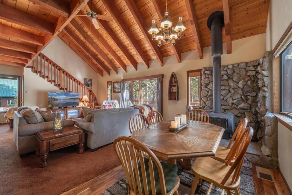 Posezení v ubytování 3BR Tahoe Donner Cabin with HOA Perks like Pools Hot-Tub Minutes to Trails Lake Golf
