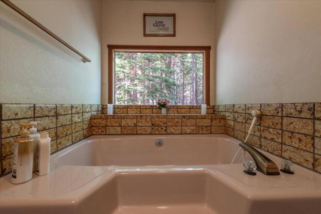 Koupelna v ubytování 3BR Tahoe Donner Cabin with HOA Perks like Pools Hot-Tub Minutes to Trails Lake Golf