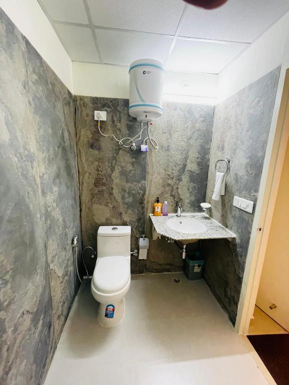 Koupelna v ubytování ALanKrita Homes