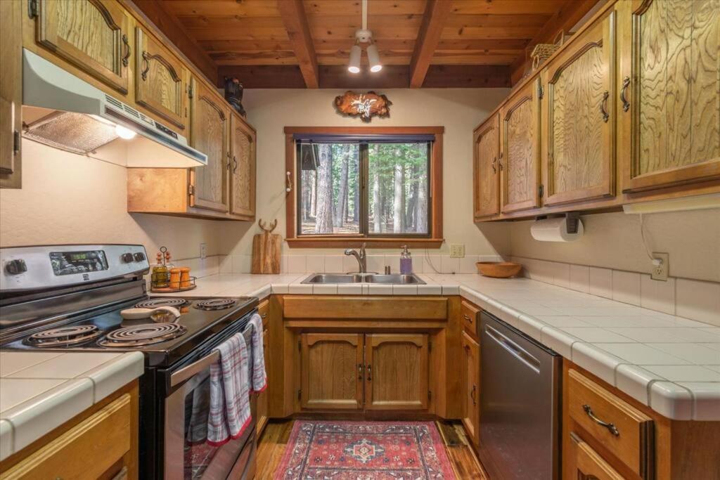 Kuchyň nebo kuchyňský kout v ubytování 3BR Tahoe Donner Cabin with HOA Perks like Pools Hot-Tub Minutes to Trails Lake Golf