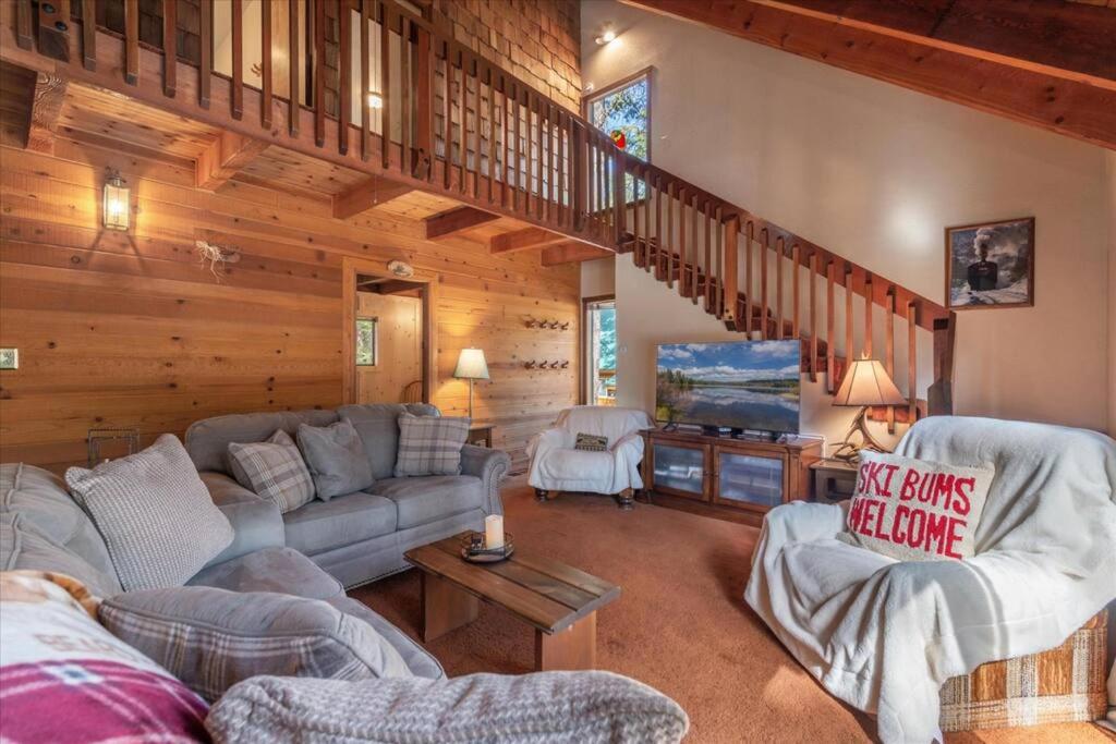 Posezení v ubytování 3BR Tahoe Donner Cabin with HOA Perks like Pools Hot-Tub Minutes to Trails Lake Golf