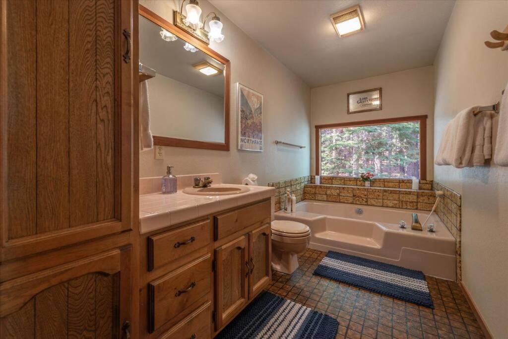 Koupelna v ubytování 3BR Tahoe Donner Cabin with HOA Perks like Pools Hot-Tub Minutes to Trails Lake Golf