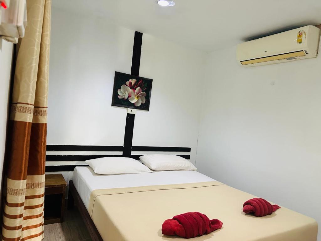 Postel nebo postele na pokoji v ubytování Bang sit Guest House