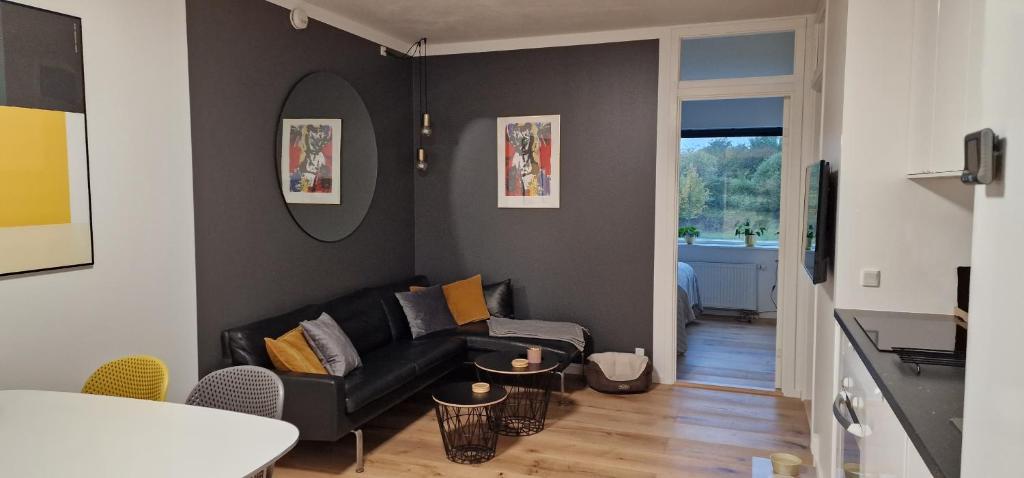 un soggiorno con divano e tavolo di Modern, fully equipped flat a Copenaghen