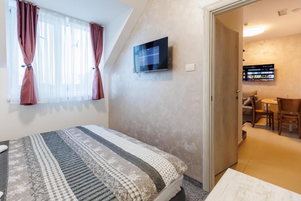 TV a/nebo společenská místnost v ubytování Navigator