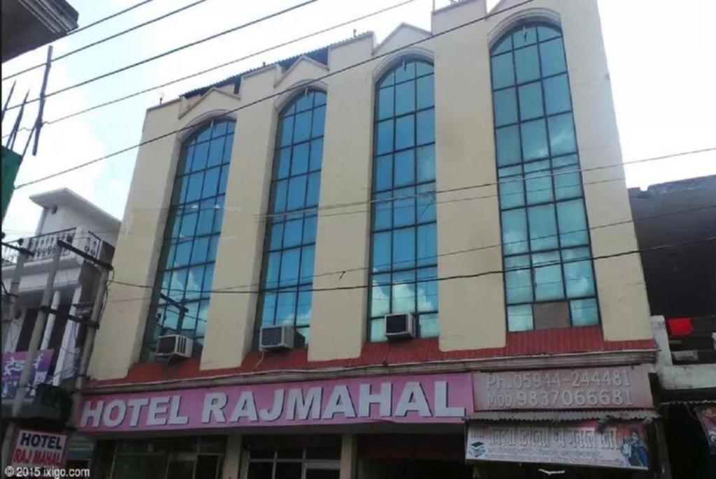 un hôtel situé dans une rue de la ville. dans l'établissement Hotel Rajmahal, Rudrapur, à Rudrapur