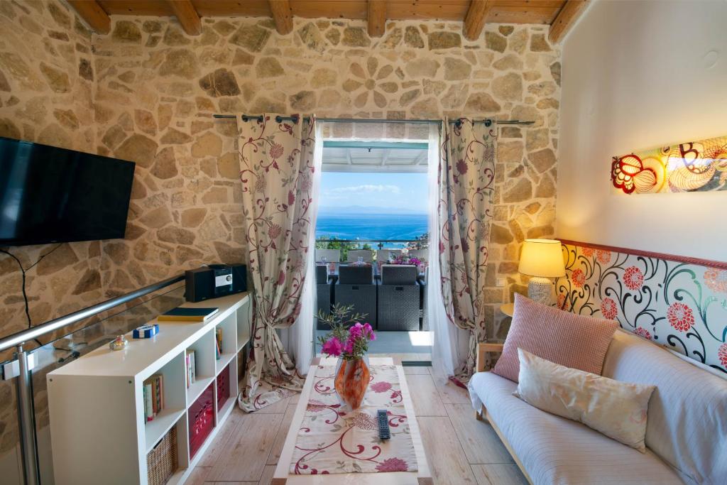 TV a/nebo společenská místnost v ubytování Red Rose Artistsvillas