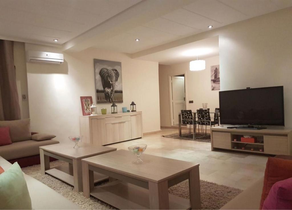 - un salon avec un canapé et une télévision dans l'établissement Stylish Property Perfect for Business & Leisure Trips, à Casablanca
