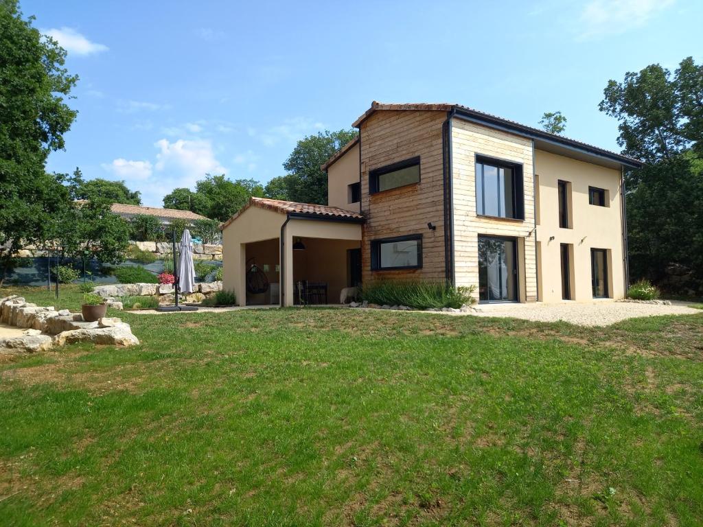 une maison avec une cour devant dans l'établissement Les Terrasses du Phenix, à Saint Alban Auriolles