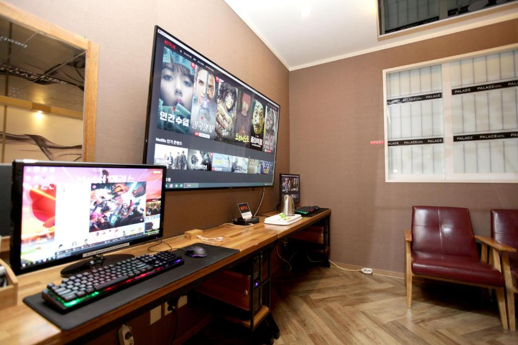 TV a/nebo společenská místnost v ubytování Palace Hotel