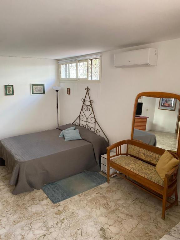 Un dormitorio con 2 camas y una silla. en Adamo&Eva Guesthouse, en Torre del Greco