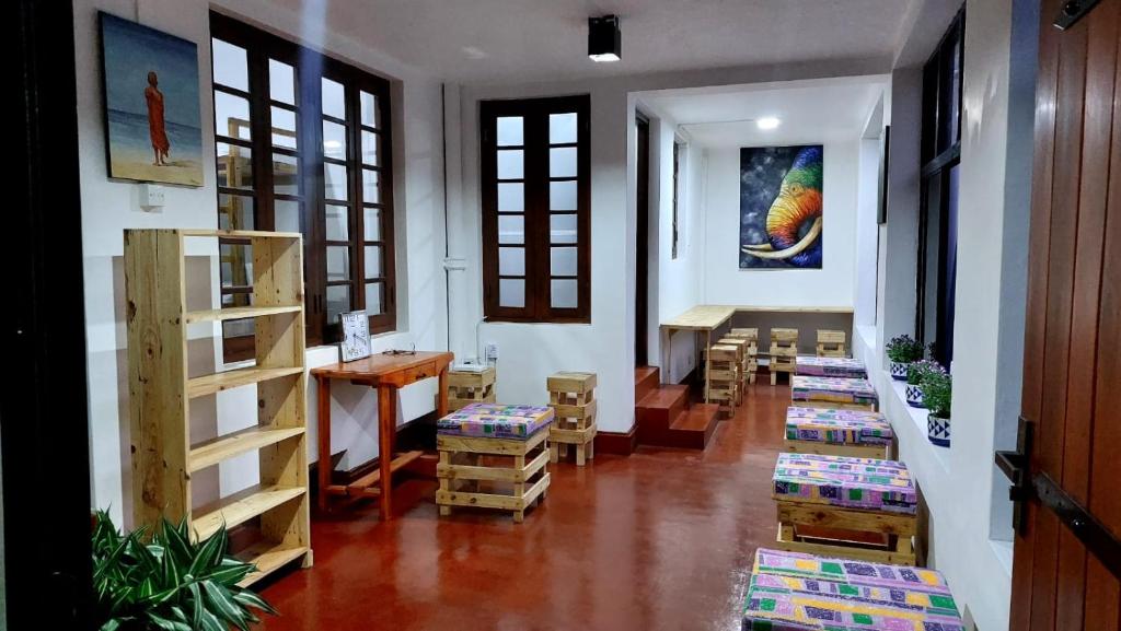 een kamer met tafels en stoelen en een kamer met ramen bij CEYLON STAYZ in Colombo