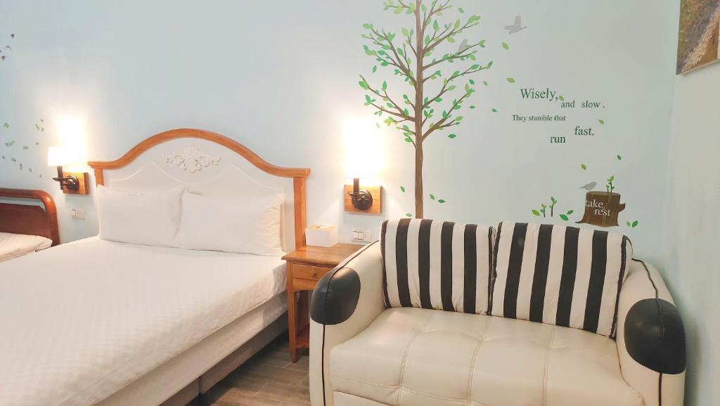 吉安的住宿－7m2民宿 #免費停車 #慶修院，卧室配有一张床和一把椅子,墙上有一棵树
