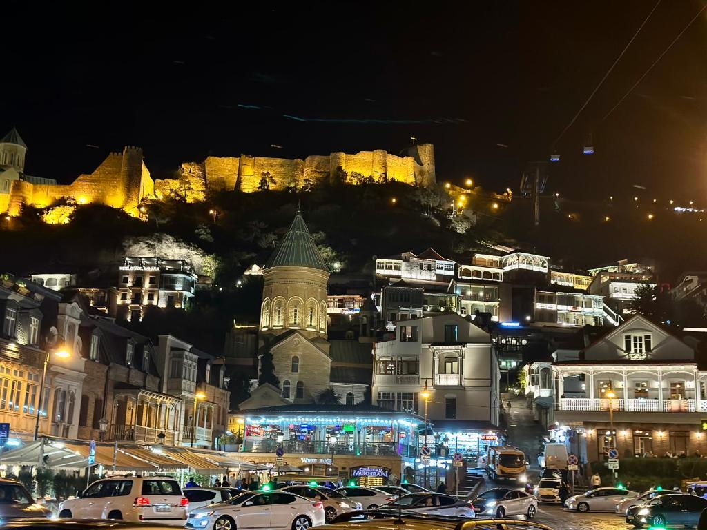 Nespecifikovaný výhled na destinaci Tbilisi nebo výhled na město při pohledu z hotelu