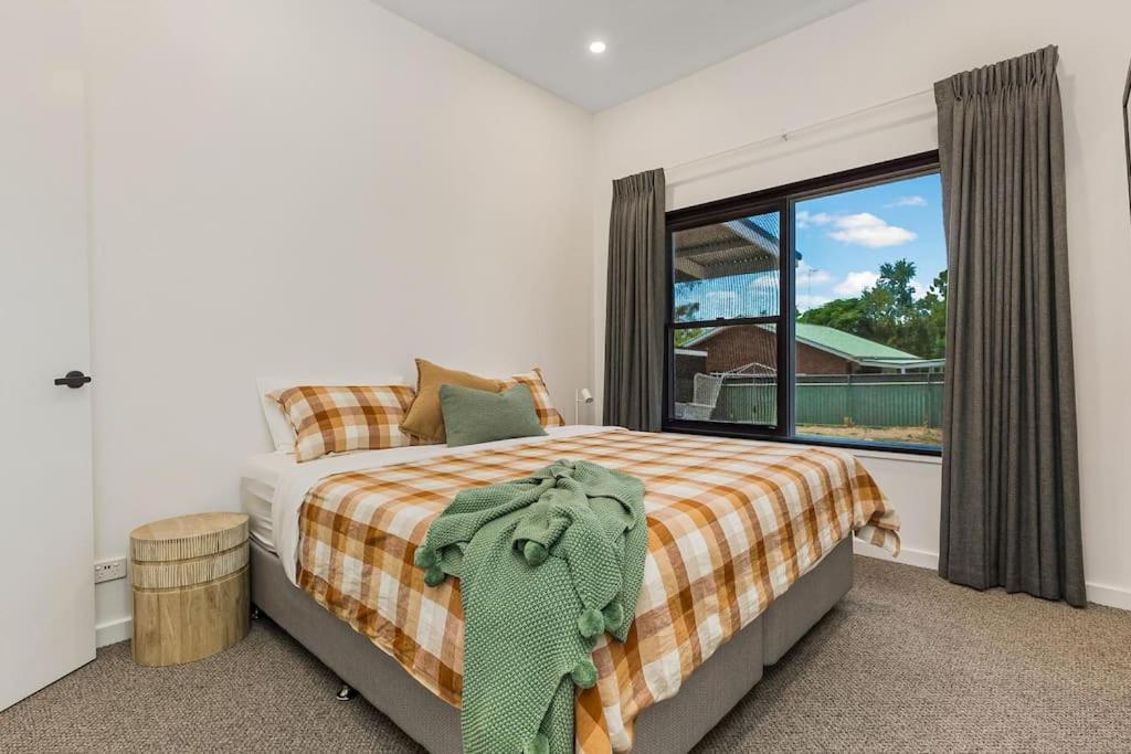 een slaapkamer met een bed en een groot raam bij Cosy Retreat on Forest (Non Smoking) - Sleeps 6 in Bendigo