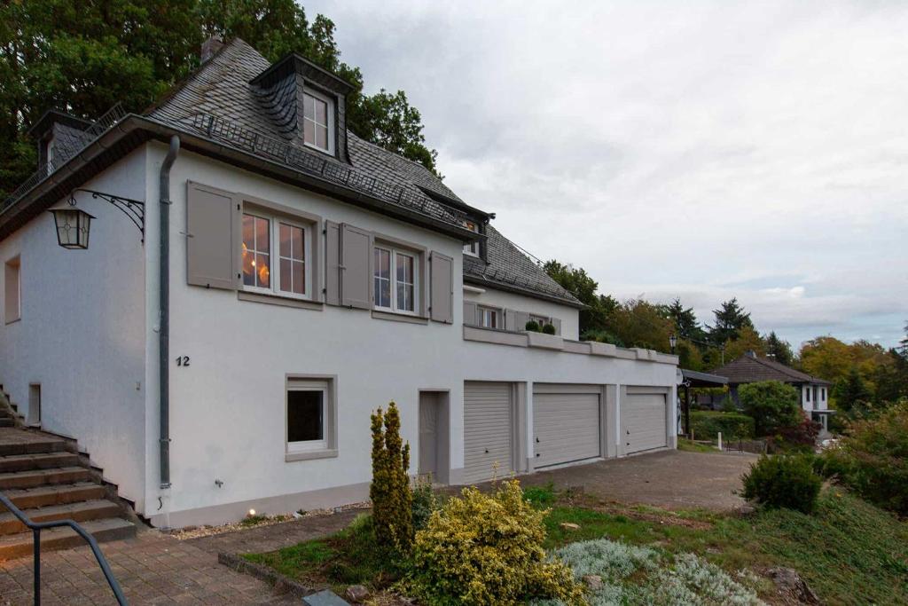 a white house with a garage at N3 Quartier in Kall