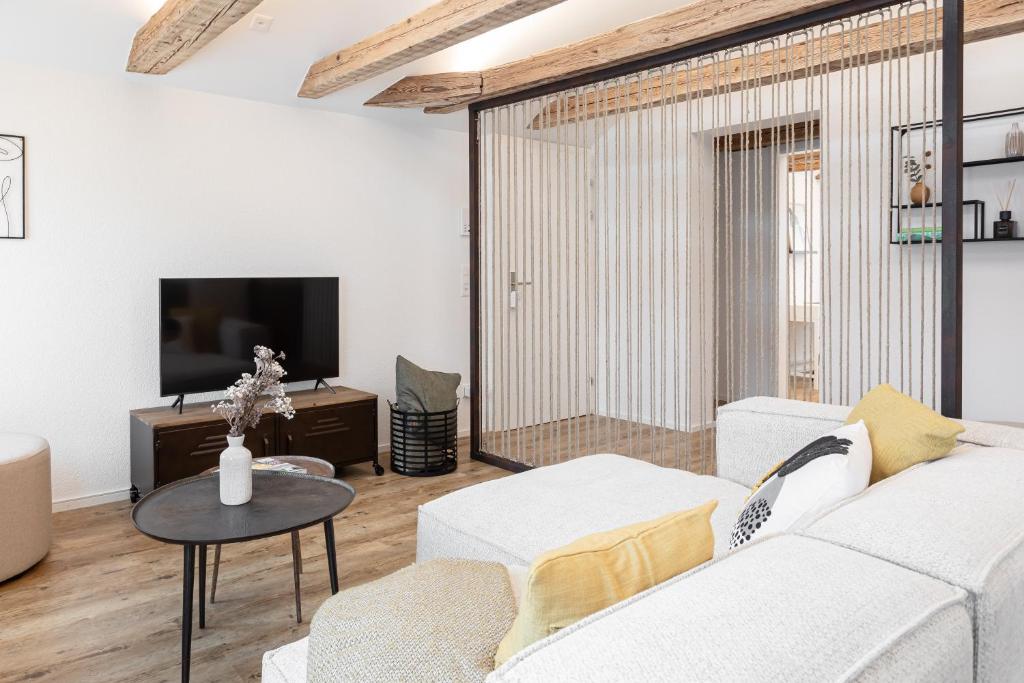 黑里紹的住宿－Dein Zuhause in Herisau，客厅配有白色的沙发和桌子