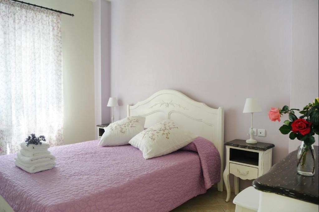 A bed or beds in a room at Triantafilia Guesthouse