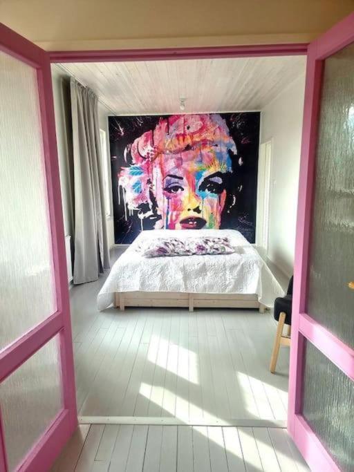 En eller flere senger på et rom på Hietaman Vierastalo Marilyn